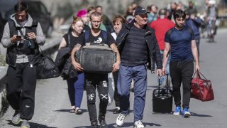 Сигурно ли е да се приберат у дома, или опасността да бъдат вкарани в армията тепърва ще става по-голяма