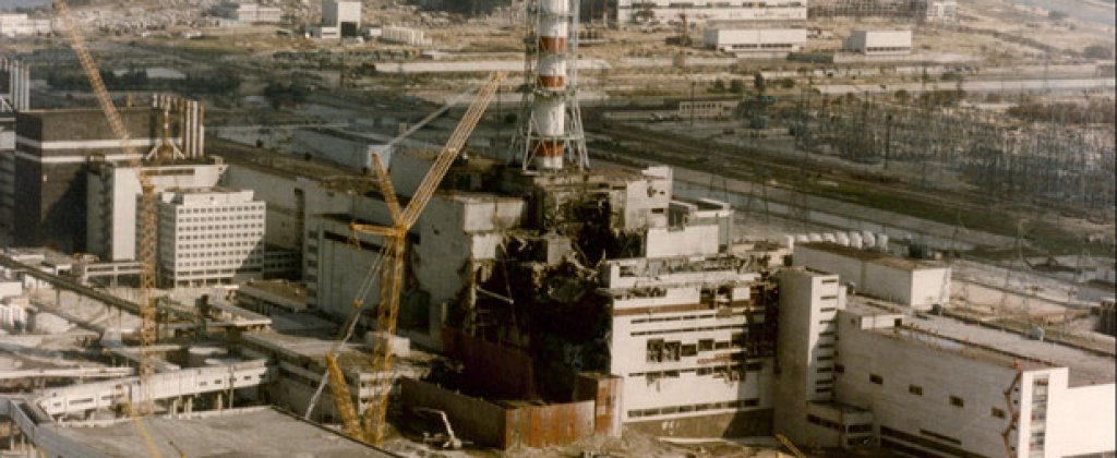 Покриването на инцидента от Чернобил
Съветският съюз публично потвърждава за инцидента в Чернобил, едва след като шведската атомна електроцентрала "Форсмарк" регистрира значително по-високи нива на радиация. На много места в Съветския блок (включително в България) обаче дори след това се продължава с твърденията, че всичко е под контрол и опасност от радиация няма. Десетки хиляди хора след това са засегнати именно от радиацията, развивайки ракови заболявания. 