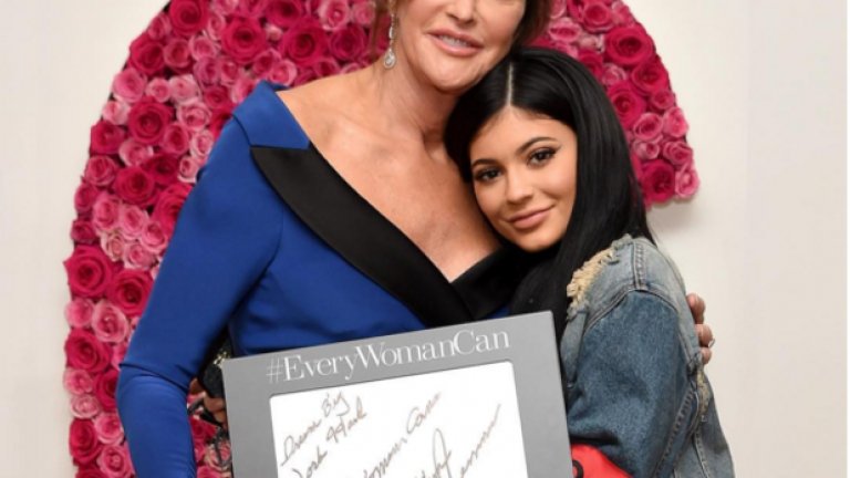 "Жена на годината" според Galmour e Катлин Дженър - първата транссексуална жена, появявала се на корица на списание (Vanity Fair пред камерата на Ани Лейбовиц). Тя заслужи наградата и заради силната си роля за правата на трансексуалните в САЩ.