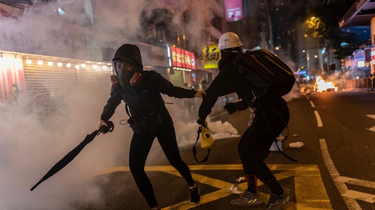 В Хонконг властите са длъжни да предупредят протестиращите, че ще използват сълзотворен газ.