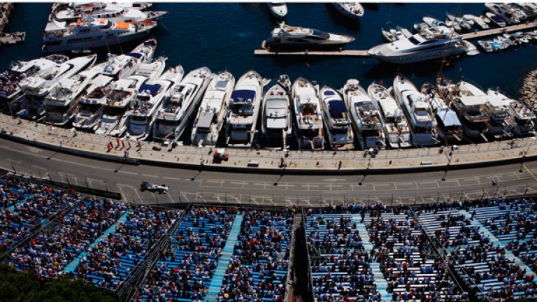 В Монте Карло по трибуните се събират по-малко зрители, отколкото по яхтите, но това не притеснява организаторите