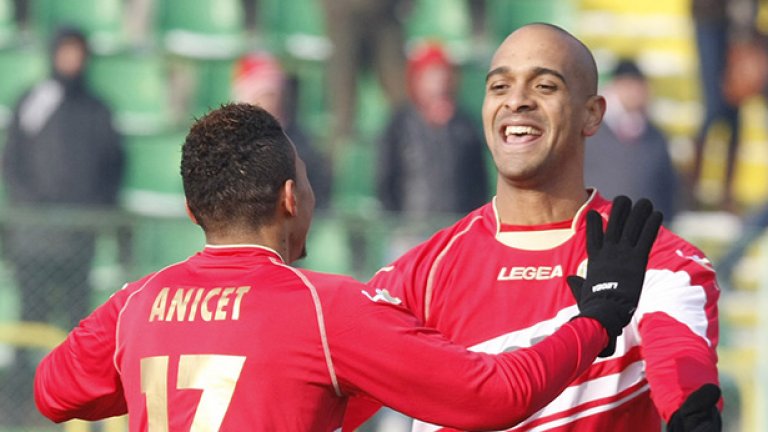 Анисе и Тасио се радват при единия от головете на ЦСКА