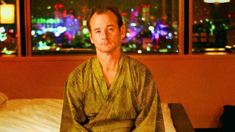 Бил Мъри, "Изгубени в превода"Мъри успява да придаде точната доза сериозност и вълнение на героя си във филм, който все пак се определя като „комедийна драма“. Той е изморено от живота бивше актьорско величие, унижава се със скъпи, но безсмислени реклами на алкохол, и е напълно неподготвен за изненадата, която животът ще му поднесе в лицето на Шарлот (Скарлет Йохансон).
Бил Мъри се разминава с малко от „Оскар“ за най-добра мъжка роля и губи на косъм от Шон Пен. „Изгубени в превода“ пък е наличен Netflix.