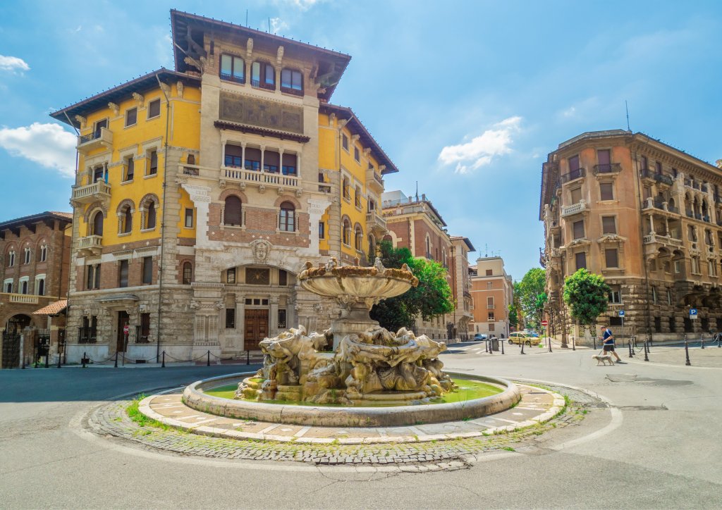 Квартал Копеде
Малкото кварталче, формирано около площад „Минчио“ в северната част на Рим е нещо доста различно от монументалните гледки на Вечния град. Това е съвременно и чаровно архитектурно бижу, на едва 100-тина години. Наречено е на архитекта и създател на проекта Джино Копеде, известен и като „италианският Гауди“.
Приказният комплекс има около 40 структури – сгради и вили, и е забавна смесица от гръцка, средновековна, барокова и ар ново архитектура.