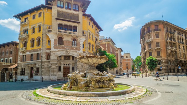 Квартал Копеде
Малкото кварталче, формирано около площад „Минчио“ в северната част на Рим е нещо доста различно от монументалните гледки на Вечния град. Това е съвременно и чаровно архитектурно бижу, на едва 100-тина години. Наречено е на архитекта и създател на проекта Джино Копеде, известен и като „италианският Гауди“.
Приказният комплекс има около 40 структури – сгради и вили, и е забавна смесица от гръцка, средновековна, барокова и ар ново архитектура.