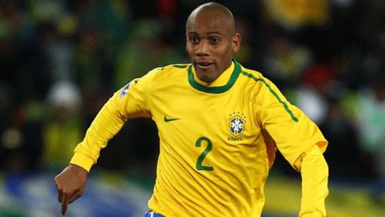 Дъглас Майкон и съотборниците му от Бразилия бяха посрещнати от 100 фена при завръщането си у дома