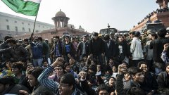 След първото групово изнасилване, станало обществено достояние, улиците на Делхи се изпълниха с гневни протестиращи