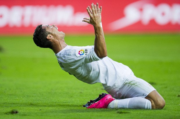 Кристиано Роналдо избухна, когато не бе отсъдена дузпа в мача срещу Спортинг Хихон. Реал взе само точка от гостуването на новака.