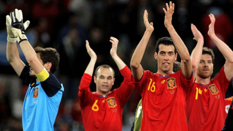 Испанците приемат поздравления след трудната си победа над Португалия
