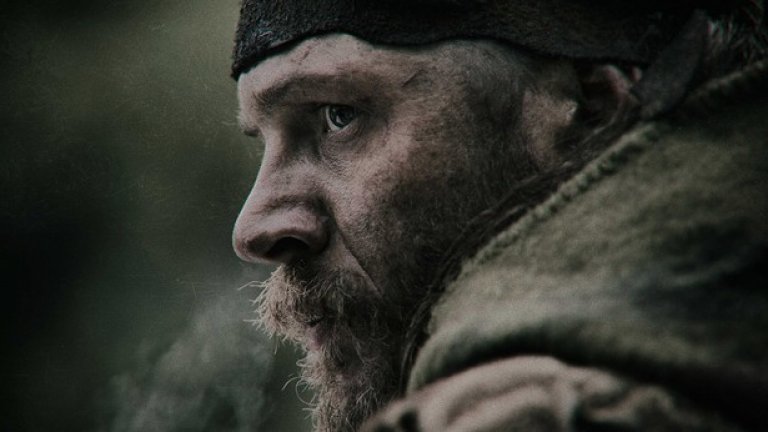 Том Харди
Той е лошото момче на британското кино, което възбужда и плаши едновременно. Той псува, говори като ирландски каруцар и не се притеснява да се показва гол на голям и малък екран. Том Харди е един от най-добрите британски износи към Америка за последните години. Различен във всичко, което прави и пунктуален във всеки детайл от актьорските си изпълнения. Тази година я открихме с него в "Завръщането" и я закриваме, пак с него, в сериала Taboo, който трябва да излезе в първите дни на януари. Междувременно го гледаме в Peaky Blinders, очакваме го в Mad Max: The Wasteland и разбира се, в Dunkirk на Кристофър Нолан.
