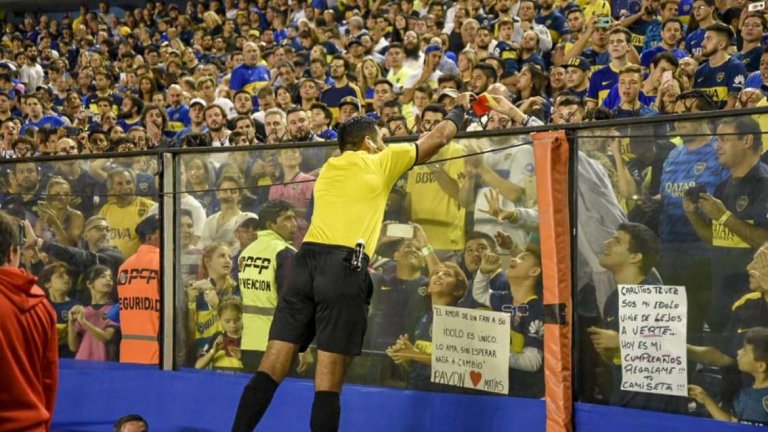 Находчивият фен бе написал молбата си на бял картон, който беше залепил на плексигласовата ограда, а на път към тунела Хаго наруши протокола и реши да изпълни желанието на момчето и да му подари картоните.