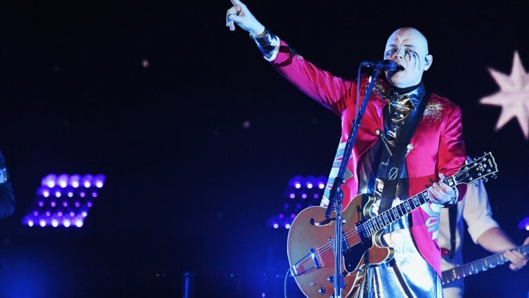 The Smashing Pumpkins
Основно влияние върху групи като My Chemical Romance и Panic! At The Disco имат именно The Smashing Pumpkins и техният винаги внимателно изграден имидж. Така например в класическия албум от 1995 г. Melon Collie and The Infinite Sadness те сменят няколко образа за различните песни – от балните рокли и шапките за клипа на Tonight, Tonight до по-рокерския вид в Bullet With Butterfly Wings. Това търсене на драматична визия остава в сила и днес – фронтментът Били Корган използва сребърна боя като част от промоционалната кампания за последния албум на бандата.