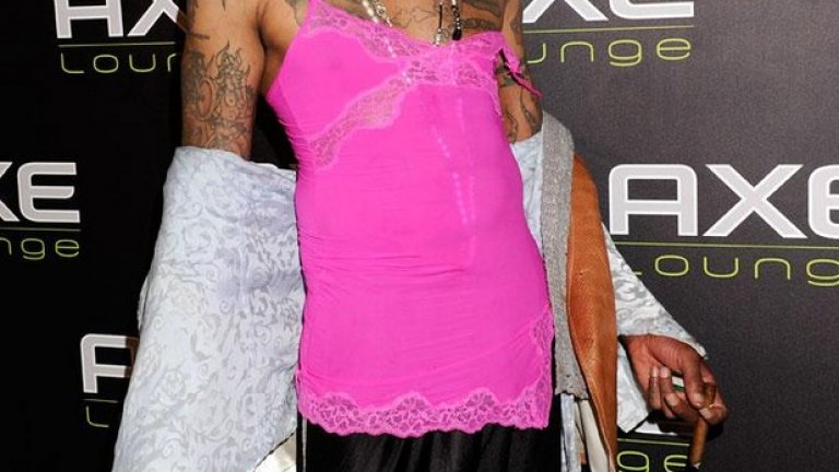 Само истинският мъж може да се чувства комфортно дамско розово бельо.