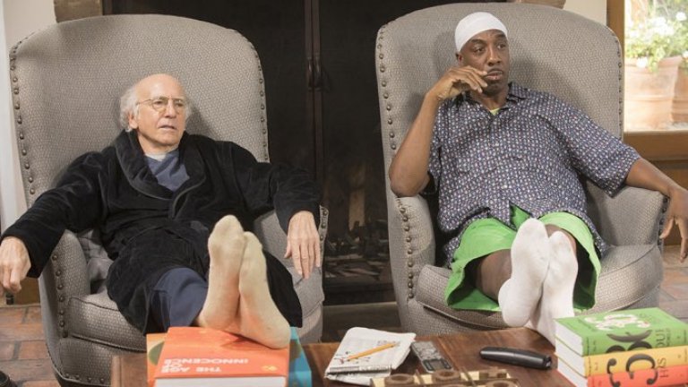 "Успокой топката" (Curb Your Enthusiasm) 
В сериала на HBO сценаристът Лари Дейвид играе една донякъде измислена версия на самия себе си. Той е пишещ човек в непрекъснат вътрешен конфликт. От една страна иска да създава сценарии, но в същото време не желае да има нещо общо със света на шоубизнеса. И докато се разкъсва между различните възможности, не прави нищо. В същото време успява да дразни и себе си, и хората, които го познават. Поредицата, продължила две десетилетия, поглежда по ироничен начин на градската действителност и американската мечта, а Лари Дейвид успява да се превърне в символа на домашната карантина.