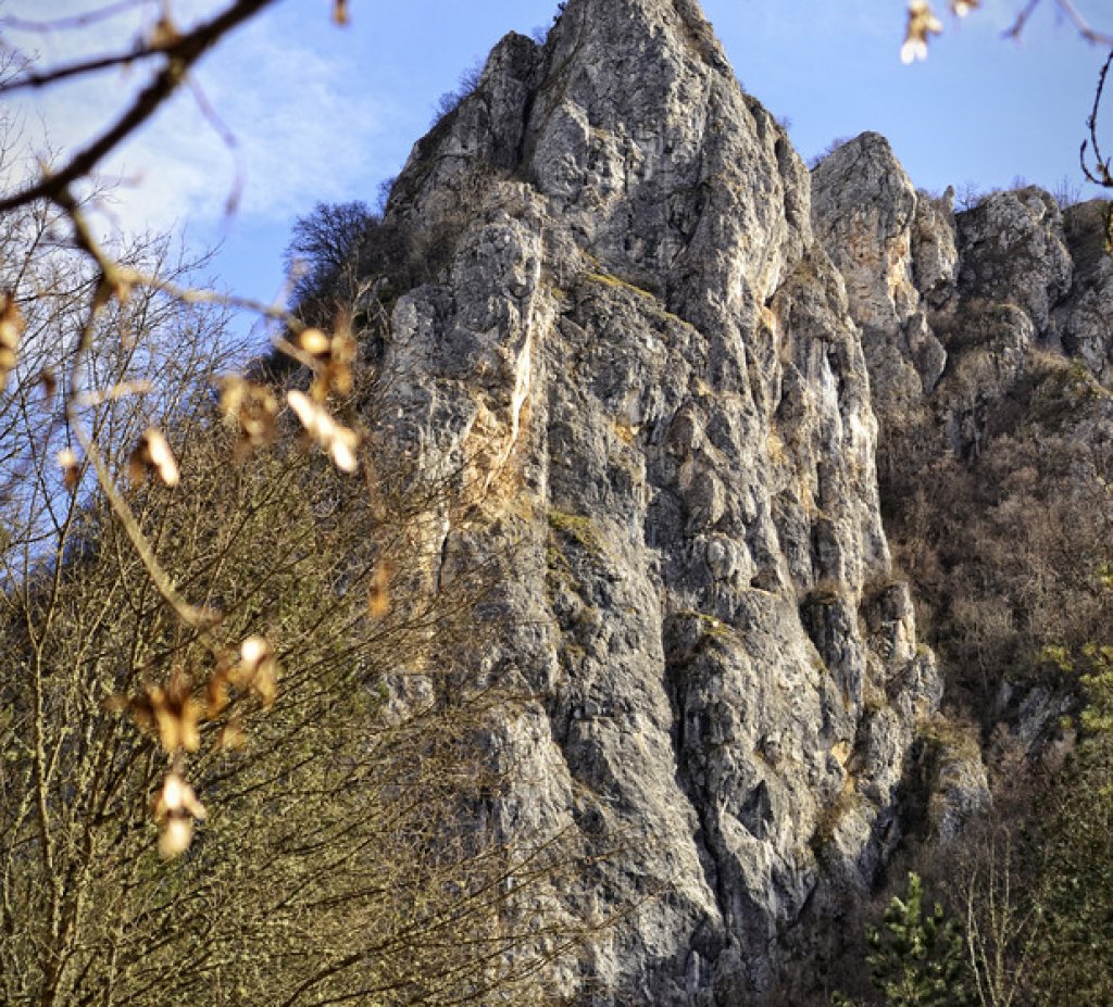 Величествените скали, надвиснали над ждрелото на река Ерма.
