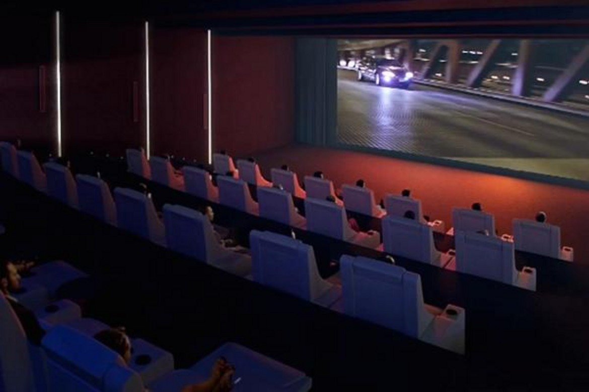 Вътрешното кино в стил Джеймс Бонд има 40 места, има и кино на открито.