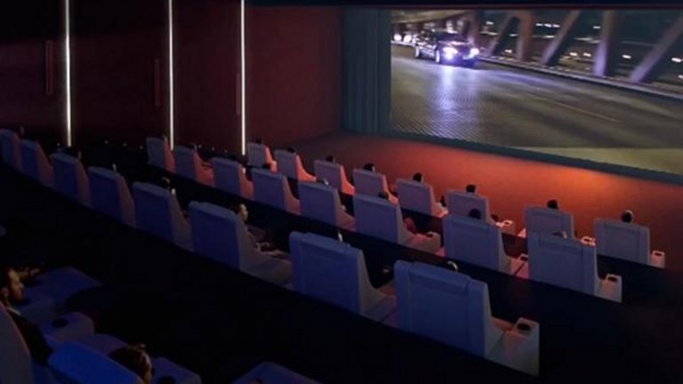 Вътрешното кино в стил Джеймс Бонд има 40 места, има и кино на открито.