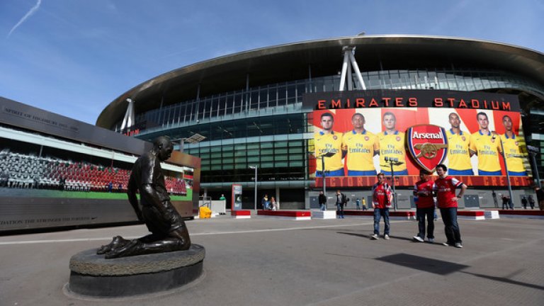 Не е случайно, че точно така изглежда и статуята му пред стадиона на Арсенал.