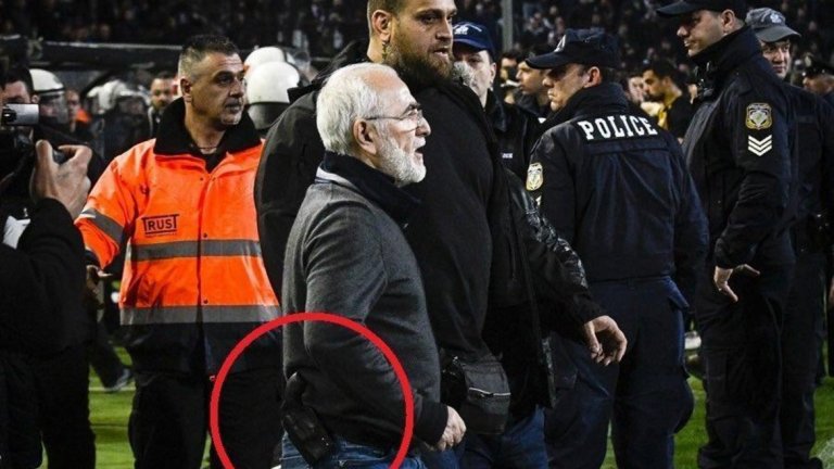 Президентът на ПАОК нахлу на терена с пистолет и извади отбора си в дербито с АЕК (видео)