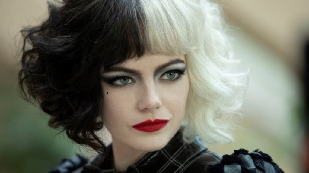 "Круела" (Cruella)
Кога: 28 май
Къде: кината
Ема Стоун влиза в ролята на Естела "Круела" де Вил - млада и амбициозна модна дизайнерка, която един ден ще се вманиачи на тема козина на далматинци. Тази игрална предистория на "101 далматинци" обаче превръща злодея от анимациите в антигерой, бунтуващ се срещу света около себе си. Ема Томпсън, Пол Уолтър Хаузър и Марк Стронг допълват актьорския състав в криминалната комедия.