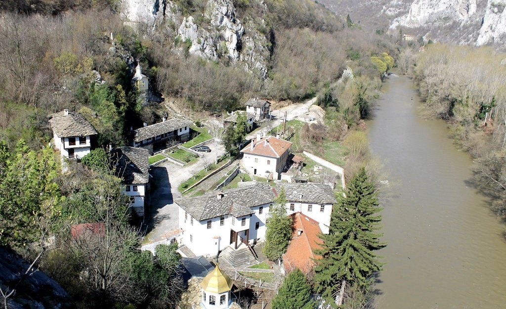 Намира се на не повече от час и половина с кола от София.