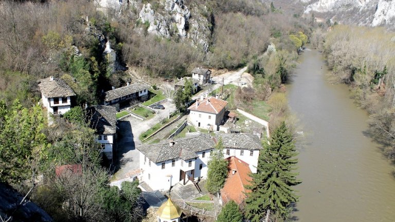 Намира се на не повече от час и половина с кола от София.