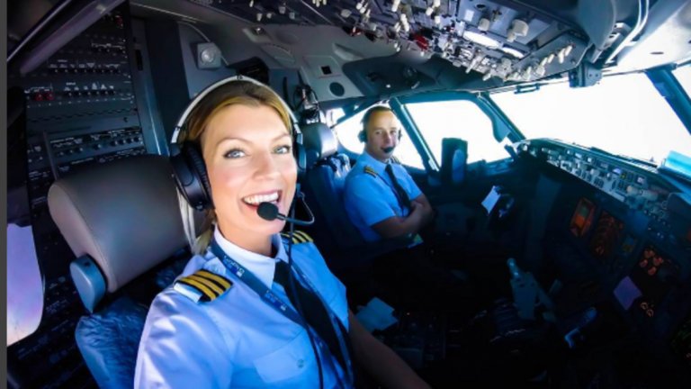Пилотските униформи включват риза с нашивки, обикновено в син цвят, панталон, вратовръзка и понякога шапка.