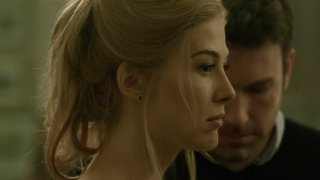 “Не казвай сбогом’ 
Изтърканата фраза, че до всяка превъзходна жена стои един мъж, на когото му е омръзнало от нея, влиза в действие с трилъра на Дейвид Финчър “Не казвай сбогом”. Тук има кръв, разочарования и разбити фантазии за любовта след брака.
Във филма Ник Дън (Бен Афлек) се жени за момичето на мечтите си. Ейми (Розамунд Пайк) е красива, интелигентна, забавна, с богати родители, които са ѝ осигурили безоблачно финансово бъдеще чрез наследствения ѝ фонд. Но Ейми е и човек, който не прощава грешките. Щом съпругът ѝ сгази лука, тя отговаря по най-чудовищния и отмъстителен начин, който може да си представите.