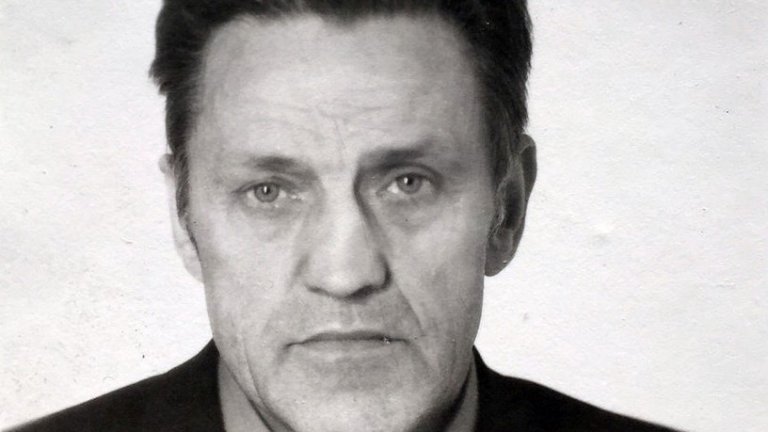 В истинския живот те са нормални хора - учени, дипломати, политици или инженери. На практика обаче те са нещо повече - те са шпиони на чужда държава по време на най-големият сблъсък на тайните агенти досега - Студената война. В галерията ни ще видите някои от най-известните шпиони от онова време. 
Адолф Толкачев
Толкачев сам инициира контактите си с ЦРУ, след като през 1979 г. започва да подхвърля бележки покрай автомобилите на американски дипломати. Като авиационен инженер той има достъп до деликатна информация, която не се притеснява да сподели с ЦРУ срещу пари. Така американците разбират, че техните крилати ракети могат да минават без проблеми под съветски радари и получават ценни сведения за развитието на изтребителите МиГ-29. Дейността на Толкачев е прекъсната през 1985 г., когато е арестуван след сведения от Олдрич Еймс. Осъден е набързо и екзекутиран още същата година.