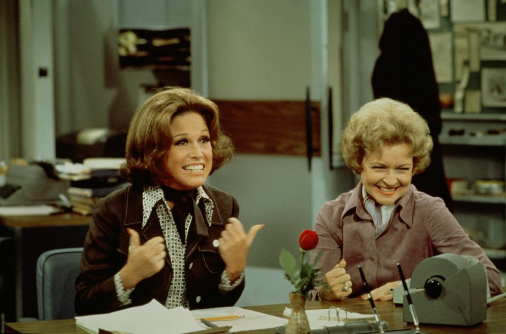 9. The Mary Tyler Moore Show (1970 - 1977 г.)
Сериалът, който дава началото на специфичния жанр за млада и свободна жена, която живее, работи и обича в големия град. Мери Чичардс играе Мери Тайлър Мур - жена на 30 години, която се мести в Минеаполис, след като годежът ѝ се проваля. Там тя кандидатства за секретарка в местна телевизия, но на фона на движението за права на жените е взета като младши продуцент.