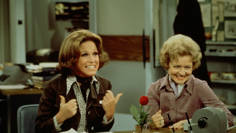 9. The Mary Tyler Moore Show (1970 - 1977 г.)
Сериалът, който дава началото на специфичния жанр за млада и свободна жена, която живее, работи и обича в големия град. Мери Чичардс играе Мери Тайлър Мур - жена на 30 години, която се мести в Минеаполис, след като годежът ѝ се проваля. Там тя кандидатства за секретарка в местна телевизия, но на фона на движението за права на жените е взета като младши продуцент.