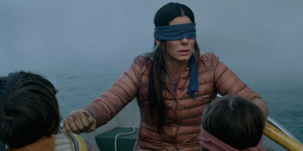 Bird Box - 157,4 млн. гледания
Постапокалиптичният трилър със Сандра Бълок, базиран на едноименния роман Bird Box на Джош Малерман, ни представя един опасен свят, в който на Земята се появяват невидими същества, които приемат формата на най-дълбоките страхове на хората. Всеки, който ги погледне с просто око, незабавно губи разсъдъка си и се самоубива. Малори е бременна жена, която става свидетел на колапса на обществото. Години по-късно тя трябва да преведе две малки деца по опасна, бърза река в търсене на сигурно убежище, като единственото им спасение е никога да не свалят превръзките от очите си.