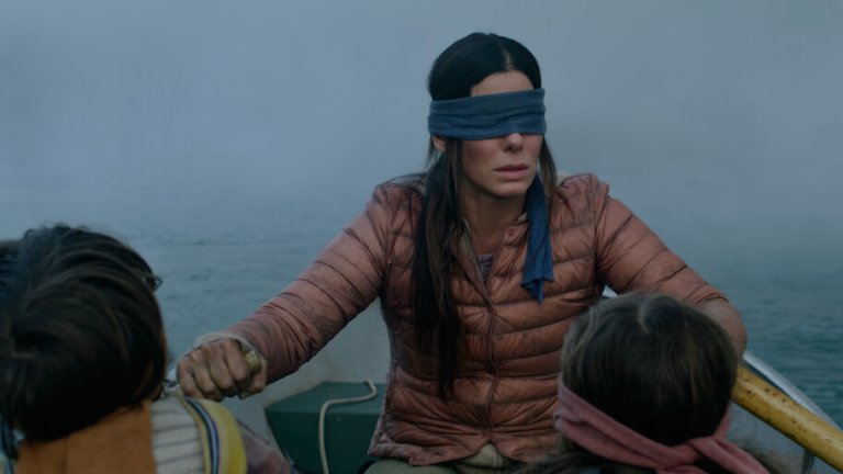 Bird Box - 157,4 млн. гледания
Постапокалиптичният трилър със Сандра Бълок, базиран на едноименния роман Bird Box на Джош Малерман, ни представя един опасен свят, в който на Земята се появяват невидими същества, които приемат формата на най-дълбоките страхове на хората. Всеки, който ги погледне с просто око, незабавно губи разсъдъка си и се самоубива. Малори е бременна жена, която става свидетел на колапса на обществото. Години по-късно тя трябва да преведе две малки деца по опасна, бърза река в търсене на сигурно убежище, като единственото им спасение е никога да не свалят превръзките от очите си.