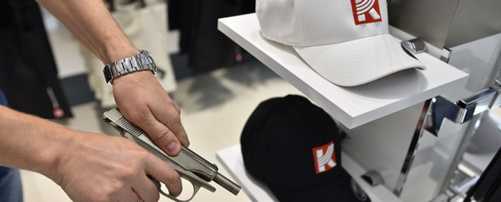 Производителят на AK-47 откри сувенирен магазин на най-голямото руско летище