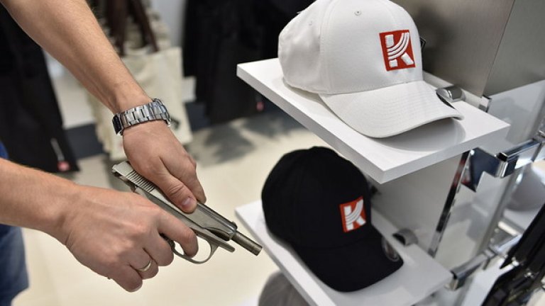 Производителят на AK-47 откри сувенирен магазин на най-голямото руско летище