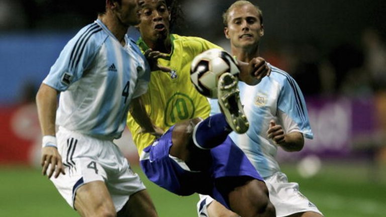Бразилия 4:1 Аржентина (2005 г.)
Меси още бе в младежкия отбор на Аржентина, но и без него "албиселесте" бяха сред най-добрите в света. Бразилия обаче тотално унищожи големия си съперник от Южна Америка, като Адриано и Кака решиха мача за едва четвърт час. С началото на втората част Роналдиньо направи 3:0, а Адриано добави още един гол след малко повече от час игра. Аймар отбеляза почетното попадение за Аржентина.