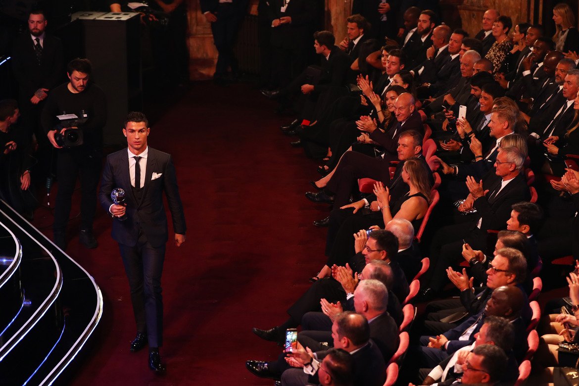 Роналдо напуска сцената под аплодисментите на публиката, след като получи наградата си