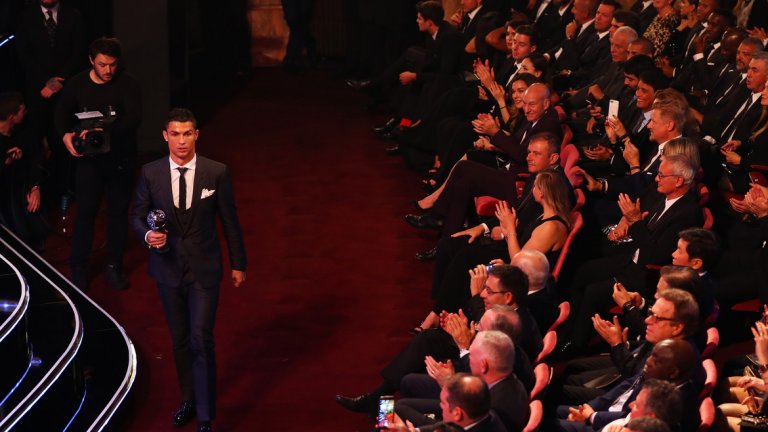 Роналдо напуска сцената под аплодисментите на публиката, след като получи наградата си