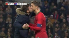 Роналдо получи целувка от фен (видео)