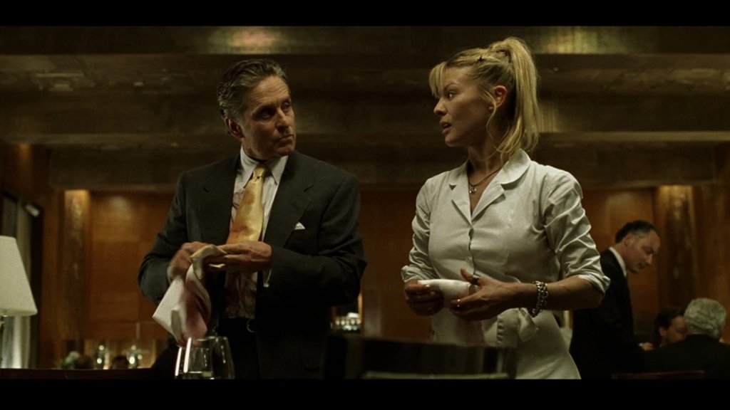 "Играта" (The Game)Година:1997
Третият филм на Финчър е завладяващ хибрид между параноичен трилър и емоционална драма, която се завърта около живота на отегчения бизнесмен (Майкъл Дъглас), заживял откъснат от света. На върха на рождения му ден неговият брат (Шон Пен) му подарява създадено по поръчка "приключение", което се оказва сложен психологически лабиринт с един голям въпрос в средата – кой стои в неговия край?