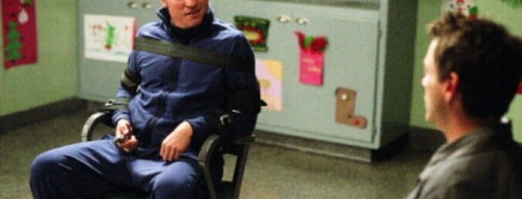“Целувки и куршуми” (Kiss Kiss Bang Bang) (2005 г.) 
Къде да гледаме: под наем в Apple TV+
През 2005 г. Килмър доказа, че освен в тежки драматични роли, без проблем може да се потапя и в комедийни такива. Изпълнението му в “Целувки и куршуми” беше посрещнато с високо одобрение и дори се заговори за голямото му завръщане на голям екран. Но за съжаление на Килмър, следващият му проект не беше толкова сполучлив.
След “Целувки и куршуми” актьорът участва в историческата драма “Александър” на Оливър Стоун, която беше съсипана от критики.
