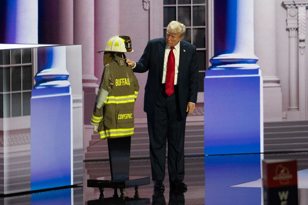 Former_President_Donald_Trump_paying_respect_to_Corey_Comperatore_(53887491621)