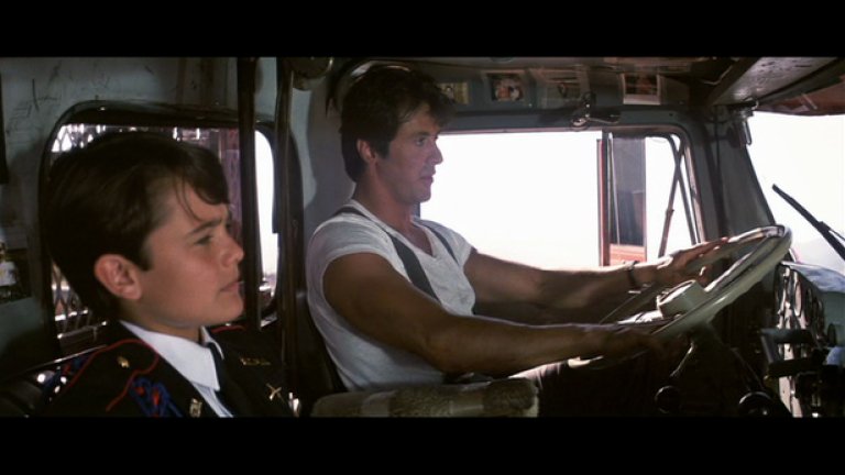 4. Шофьор на ТИРКогато си на път и си сам, когато пътуваш километри и имаш нужда от компания в поредния град, където останеш да пренощуваш, когато шефът не е до теб да наднича зад рамото ти, когато не ти пука дали ще имаш махмурлук на следващия ден... значи си един от онези цели 11 % oт тираджиите, които злоупотребяват с алкохола.
На снимката: Силвестър Сталоун като шофьор на ТИР