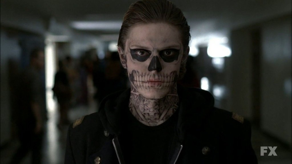 \"AMERICAN HORROR STORY\" 
2011 - сега 
Всеки сезон провокира страх по нов начин. Имаме чувството, че терапията е близо. 