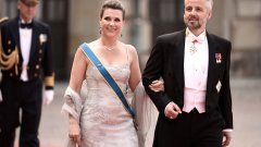 През 2002 г. амбициозният млад писател се жени с пищна церемония не за когото и да е, а за принцеса Мерта-Луизе, първото дете на норвежкия крал Харалд V.

