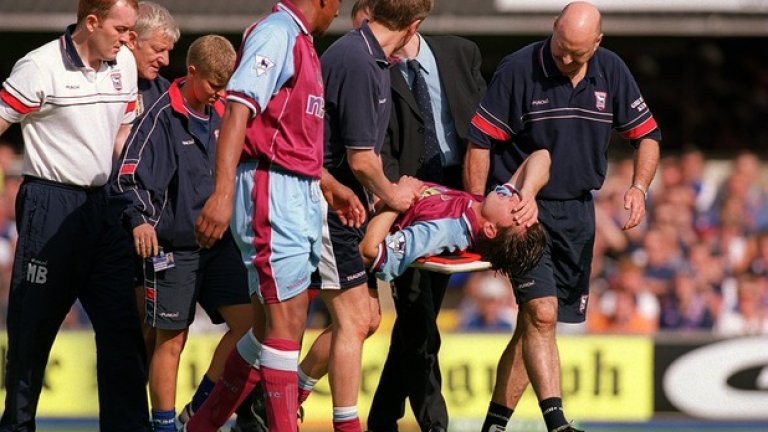 3. Люк Нилис, Ипсуич – Астън Вила, 9 септември 2000 г.
В едва третото си участие с фланелката на Астън Вила, Нилис счупва брутално крака си на две места. Само четири месеца по-късно, 33-годишният белгиец е принуден да се оттегли от футбола.
