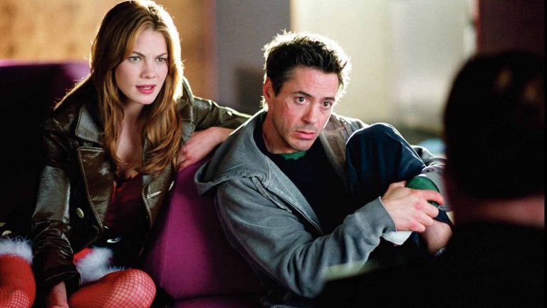 “Целувки и куршуми” (Kiss Kiss, Bang Bang)
Събрал мистерията с криминалното и комедията, “Целувки и куршуми” разказва историята на крадеца Хари Локхарт (Робърт Дауни-джуниър), който прониква на снимачна площадка с плана да я обере, но е прекъснат от красива актриса. 
Хари се влюбва от пръв поглед в Хармаяни (Мишел Монахан) и понеже е неудобно да признае истинската причина за присъствието си на снимки, ѝ казва, че идва, за да се пробва за ролята на частен детектив. И Хармаяни му вярва, докато не се появява истинският детектив Гай Пери (Вал Килмър) и фасадата на Хари не започва да се пука.