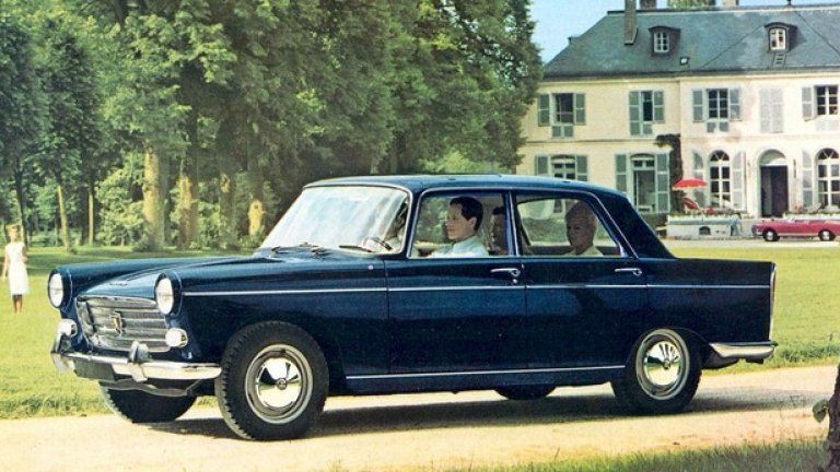 Енцо Ферари и Peugeot 404
Тук е голямата изненада. Ферари обича фотографите да го снимат с легенди като 250LM, но години наред в ежедневието си кара различни модели на Peugeot и винаги е ценял високо надеждния 404.