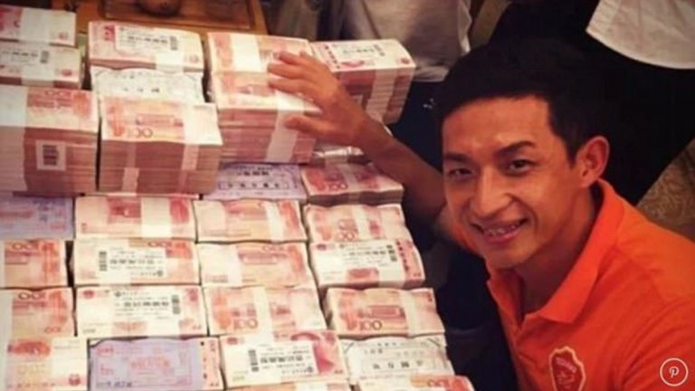 Китайски футболисти получиха купища пари