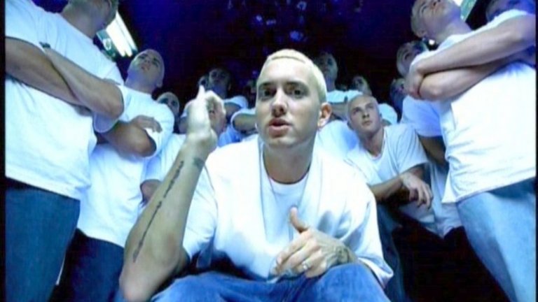 Еминем - The Real Slim Shady 
May I have your attention, please! May I have your attention, please! Will the real Slim Shady please stand up? I repeat, will the real Slim Shady please stand up? Кой не е чувал тези думи в началото на The Real Slim Shady - култовото парче на Еминем. Забавен, ударен и с бърза като картечница уста.